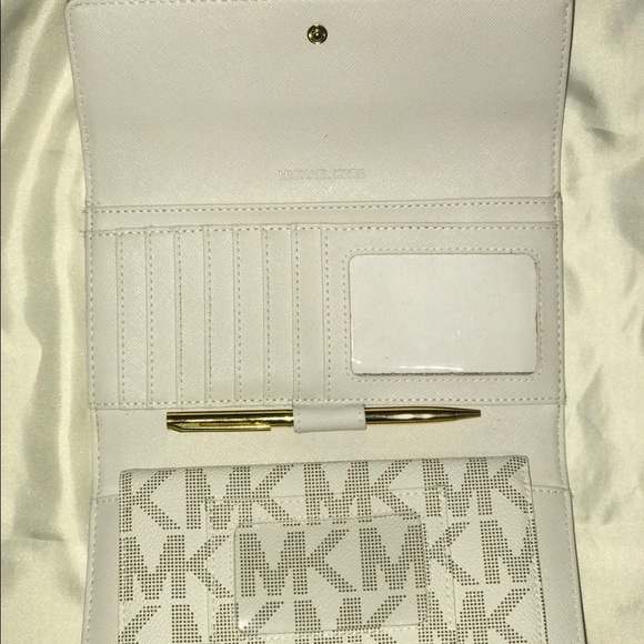 Micheal Kors Medium Convertible Satchel w/ wallet - Picture 3 of 4